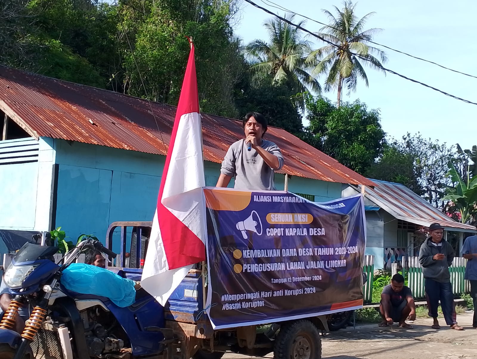 Ratusan Massa Gelar Aksi Unjuk Rasa, Tuntut Bupati Copot Kepala Desa Kusubibi